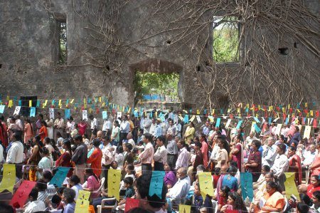 Téléchargez les photos : Des milliers de chrétiens de Marol et des environs ont assisté à la messe organisée par les paroissiens du village de Marol à l'église historique St John The Baptist de 500 ans à Seepz, MIDC, Andheri (E) la banlieue ouest de Bombay maintenant Mumbai, Maharashtra - en image libre de droit