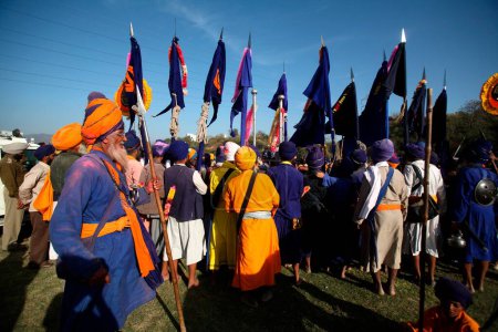 Téléchargez les photos : Guerriers nihangs ou sikhs avec drapeaux lors de la célébration Hola Mohalla à Anandpur sahib dans le district de Rupnagar, Punjab, Inde - en image libre de droit