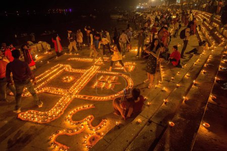 Femmes allumant des lampes à huile sur Dev Deepavali, Varanasi, Banaras, Benaras, Kashi, Uttar Pradesh, Inde
