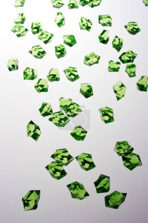 Téléchargez les photos : Beaucoup de pièces acryliques de couleur verte sur fond blanc - en image libre de droit