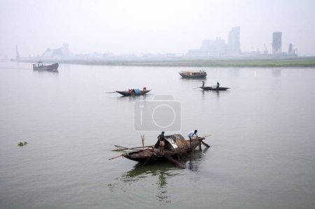 Téléchargez les photos : Bateaux de croisière à Burigunga Buri Gunga River ; Sadarghat Boat terminal ; Dhaka ; Bangladesh - en image libre de droit