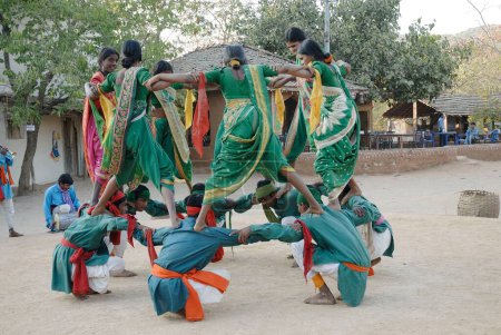 Téléchargez les photos : Dang community Danseuse gujarati à Shilpgram, Udaipur, Rajasthan, Inde - en image libre de droit
