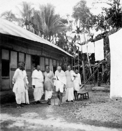 Téléchargez les photos : Mahatma Gandhi et d'autres devant une cabane à Noakhali Bengale oriental ; novembre 1946 ; Inde - en image libre de droit