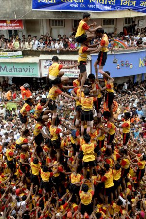 Foto de Chicos organizando pirámide humana en Janmashtami Gokulashtami, Bombay Mumbai, Maharashtra, India - Imagen libre de derechos