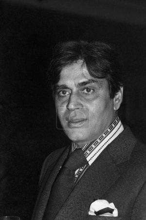 Téléchargez les photos : Vieux millésime indien années 1980 noir et blanc bollywood cinéma hindi film acteur, Inde, Rajendra Kumar, acteur indien - en image libre de droit