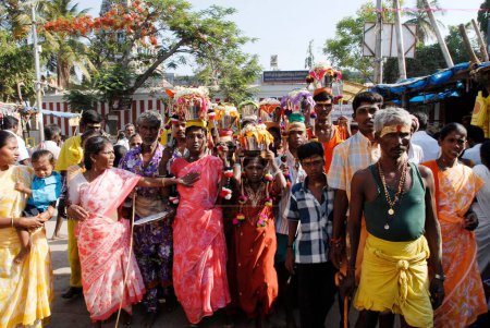 Téléchargez les photos : Theertha Kavadi, Agni Nakshatram est une période la plus chaude de 14 jours de l'année, à Kodumudi fervents dévots recueillir l'eau de la rivière Cauvery dans les kavadis à Palani pour abhishekam de la divinité, majestueux cortège giri vidhi, Tamil Nadu, Inde - en image libre de droit