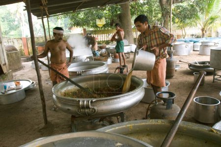 Téléchargez les photos : Préparation de la fête dans la cuisine du temple Sree Nagaraja pendant le festival Ayilyam. Mannarsala. Kerala. Inde - en image libre de droit