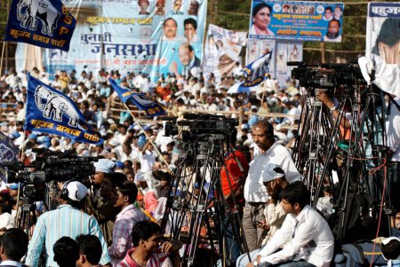 Téléchargez les photos : Caméramans représentant différentes chaînes d'information médias électroniques lors du rassemblement de la campagne électorale du parti Bahujan Samajwadi. Bombay Mumbai. Maharashtra. Inde - en image libre de droit