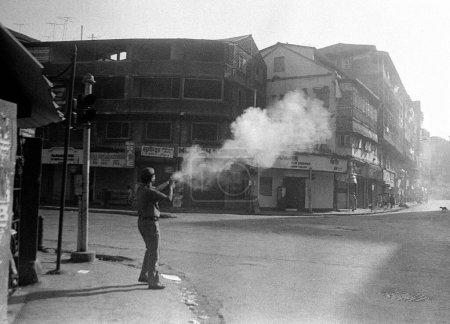 Foto de La policía disparó gases lacrimógenos contra los manifestantes después de que los fundamentalistas religiosos demolieran el Babri Masjid en Ayodhya en Uttar Pradesh el 6 de diciembre de 1992. Los disturbios continúan hasta enero de 1993 en Bombay ahora Bombay Mumbai, Maharashtra, India - Imagen libre de derechos