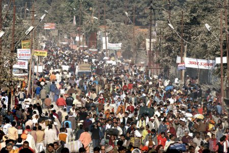 Foto de Miles de devotos caminan hacia la confluencia del Ganges, Yamuna y los míticos ríos Saraswati para darse un baño sagrado durante el Ardh Kumbh Mela, uno de los festivales religiosos más grandes del mundo en Allahabad, Uttar Pradesh, India. - Imagen libre de derechos