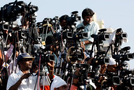 Téléchargez les photos : Caméramans représentant différentes chaînes d'information médias électroniques pendant le rassemblement politique, Bombay Mumbai, Maharashtra, Inde - en image libre de droit