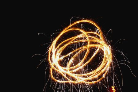 Foto de Círculos de chispas exhibición de fuegos artificiales, Diwali deepawali Festival, bombay mumbai, maharashtra, India - Imagen libre de derechos