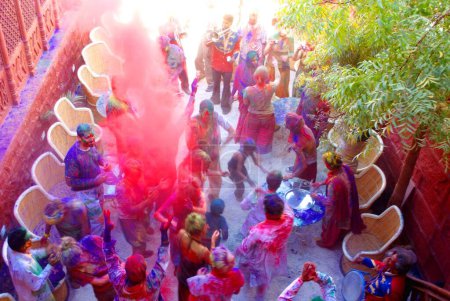 Téléchargez les photos : Touristes célébrant holi avec les villageois, Jodhpur, Rajasthan, Inde - en image libre de droit