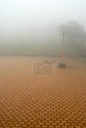 Téléchargez les photos : Pavés imbriqués dans la brume à Malshej Ghat, Maharashtra, Inde - en image libre de droit