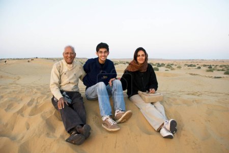 Téléchargez les photos : Famille dans les dunes de sable sam à Jaisalmer ; Rajasthan ; Inde - en image libre de droit