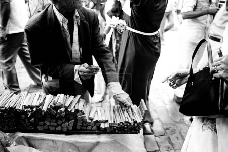 Téléchargez les photos : Bâtons de bois de santal à vendre sur Parsi Nouvel An Bombay Maharashtra Inde Asie 1983 - en image libre de droit
