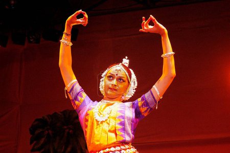 Téléchargez les photos : L'actrice indienne Hema Malini, fille de Bollywood, Ahana Deol, interprète une pièce de danse classique Odissi appelée Gauri Tandav au festival Mood Indigo de l'Institut indien de technologie. - en image libre de droit