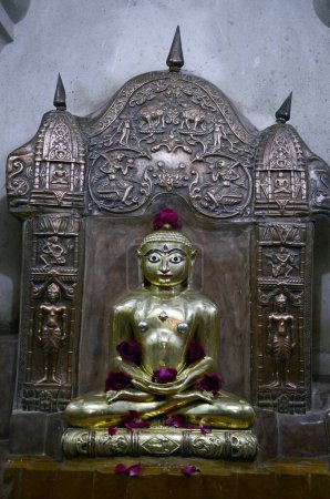 Téléchargez les photos : Jain tirthankar idole dans le temple Jain à jaisalmer Rajasthan Inde - en image libre de droit