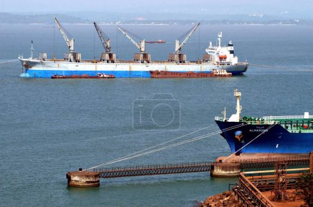Téléchargez les photos : Transport maritime ; accostage des vraquiers au quai Mormugao Port Trust à Vasco dans le sud-ouest de Goa ; Inde - en image libre de droit