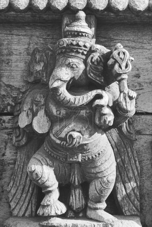 Foto de Señor Ganesh ganpati Cabeza de elefante Dios Ganesh hecho de madera - Imagen libre de derechos