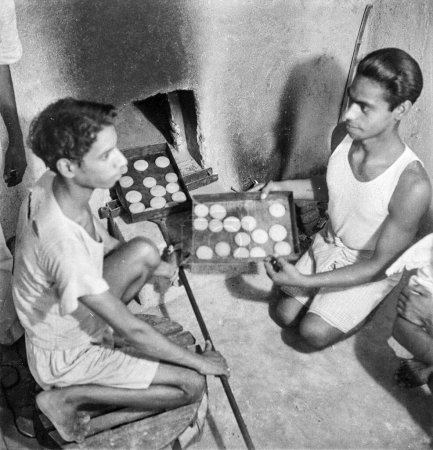 Foto de Viejo vintage 1900s imagen en blanco y negro de la comida india nankhatai shortbread galleta haciendo taller India 1940 - Imagen libre de derechos