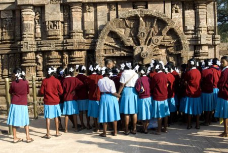 Téléchargez les photos : Les écoliers au patrimoine mondial Temple du soleil complexe à Konarak ; Orissa ; Inde - en image libre de droit