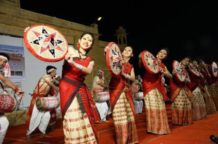 Foto de Mujeres rendimiento de Asmese Bihu danza en Jaisalmer Rajasthan India - Imagen libre de derechos