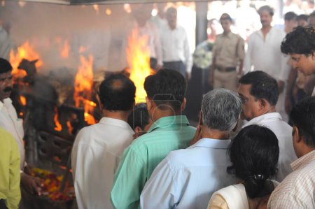 Téléchargez les photos : Funérailles du chef de l'escouade antiterroriste Hemant Karkare tué par un attentat terroriste à Bombay Mumbai, Maharashtra, Inde 26 novembre 2008 - en image libre de droit