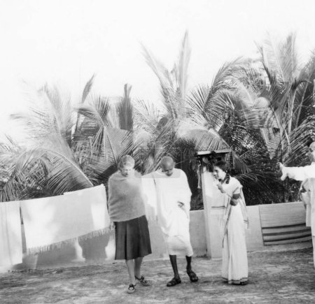 Téléchargez les photos : Agatha Harrison. Mahatma Gandhi et Sushila Nayar marchent à Madras. 1946. Inde - en image libre de droit
