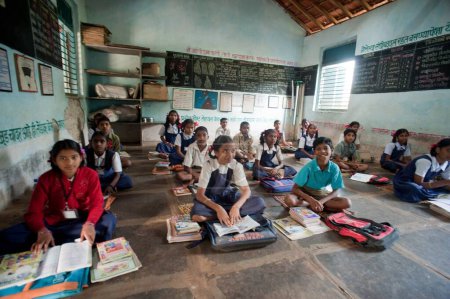 Téléchargez les photos : Filles et garçons apprenant en classe à Rajwadi, Sangmeshwar, Ratnagiri, Maharashtra, Inde - en image libre de droit
