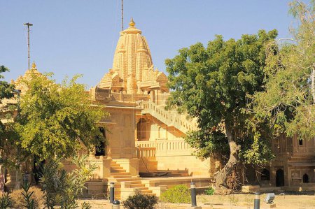 Schön geschnitzte Jain Tempelkomplex von Sandsteinen am Amarsagar Lake entfernt von Jaisalmer; Rajasthan; Indien