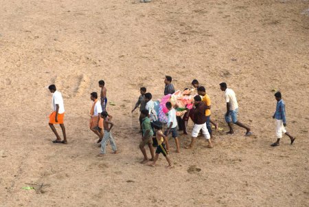 Foto de Personas que llevan ídolo de lord ganesh para la inmersión en el festival de ganpati; Tamil Nadu; India 2009 - Imagen libre de derechos