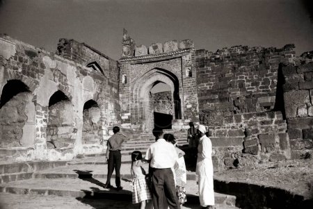Téléchargez les photos : Sortie en famille pour voir le fort Daulatabad ; Aurangabad ; Maharashtra ; Inde - en image libre de droit