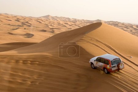 Téléchargez les photos : Toyota landcruisers jeep quatre roues motrices sur un rallye désert, Safari désert, Dubaï Émirats arabes unis - en image libre de droit