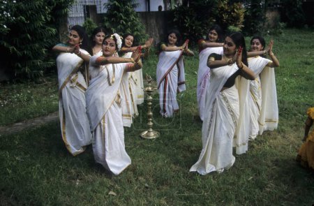 Foto de Mujeres que actúan en el festival de danza onam, kerala, India - Imagen libre de derechos