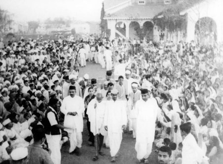 Téléchargez les photos : Mahatma Gandhi, Sushila Nayar et Purushottam Gandhi marchant à l'ashram de Rashtriyashala, Rajkot, 1939, Inde - en image libre de droit