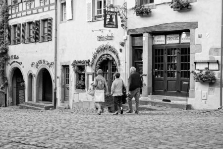 Foto de Turistas, Restaurantes, Casas antiguas, Riquewihr, Alsacia, Francia, Europa - Imagen libre de derechos