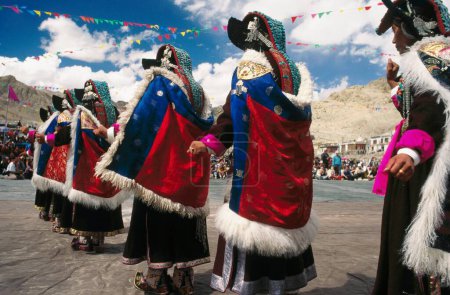 Foto de Mujeres que realizan ladakh festival danza, campo de polo, leh, Jammu y Cachemira, India - Imagen libre de derechos