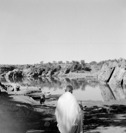 Foto de Mahatma Gandhi visitando las rocas de mármol en Jubbulpore Madhya Pradesh, febrero 1941, India - Imagen libre de derechos