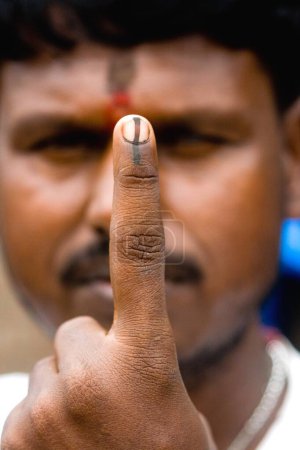 Téléchargez les photos : Électeur montrant une élection à l'encre, Bombay Mumbai, Maharashtra, Inde 2009 - en image libre de droit
