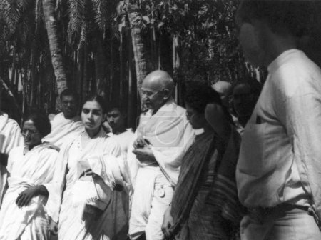 Foto de Amtus Salam, Sushila Nayar, Mahatma Gandhi, Abha Gandhi y Pyarelal Nayar en Noakhali, 1946 - Imagen libre de derechos