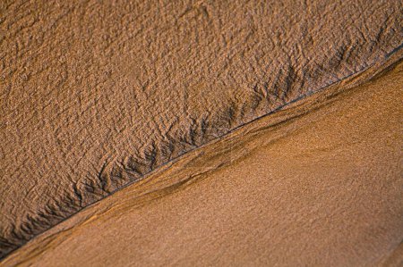 Foto de Curva creativa y forma de la textura del patrón de arena marina fotografía de arte fino; Playa de Aksa; Malad; Bombay Mumbai; Maharashtra; India - Imagen libre de derechos