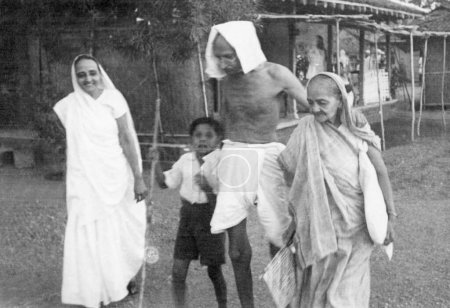 Foto de Kahandas, Mahatma Gandhi y Kasturba Gandhi en Sevagram Ashram, 1942, India - Imagen libre de derechos