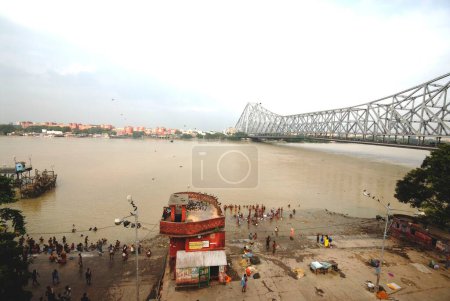 Téléchargez les photos : Jagannath ghat ; pont Howrah ; Calcutta ; Bengale occidental ; Inde - en image libre de droit