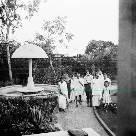 Foto de Rajkumari Amrit Kaur, Agatha Harrison, Mr Alexander, Mahatma Gandhi, Abha Gandhi, Pyarelal Nayar y Aruna Desai (hija de Purushottam Gandhi) en una caminata matutina en Birla House, Mumbai, 1945 - Imagen libre de derechos