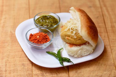 Vada Pav o Wada Pav, Indian Desi Burger es un plato de comida callejera de Mumbai, Maharashtra. Comida callejera india, enfoque selectivo