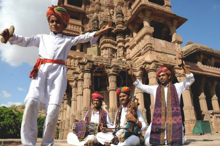 Téléchargez les photos : Musiciens folkloriques jouant au Deval, Mandore, Jodhpur, Rajasthan, Inde - en image libre de droit