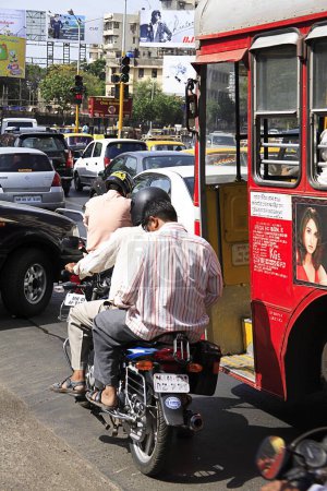 Foto de Tráfico por carretera, Calle Dr. Deshmukh Road Prabhu Chowk nombre antiguo Pedder Road, Mahalakshmi, Bombay Mumbai, Maharashtra, India - Imagen libre de derechos