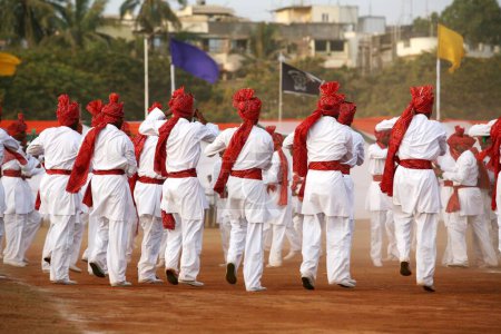 Téléchargez les photos : Des policiers en tenue traditionnelle exécutent Lejhim le 1er mai Jour de fondation de l'Etat du Maharashtra, parc Shivaji, Dadar, Bombay Mumbai, Maharashtra, Inde - en image libre de droit