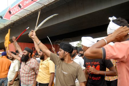 Téléchargez les photos : Sikhs protestant pour dera saccha sauda at, Mulund, Bombay, Mumbai, Maharashtra, Inde - en image libre de droit
